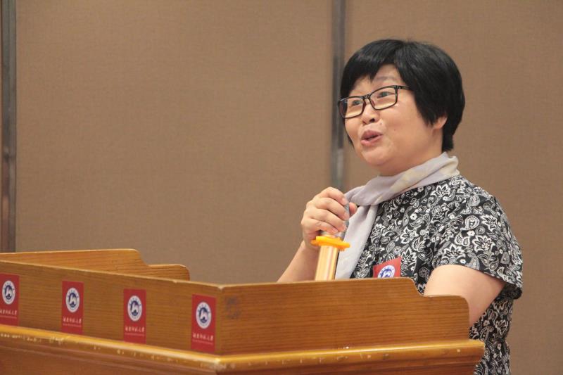 师大员工总会秘书长杨玲宣读批复