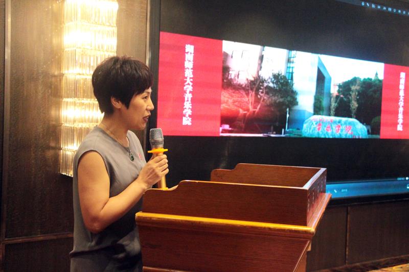 公司党委书记罗嵘发言